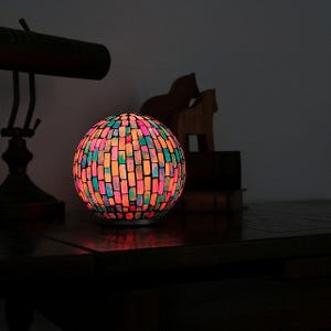 阪和、16色の明かりを選べるLEDライト - ステンドグラスでおしゃれに演出