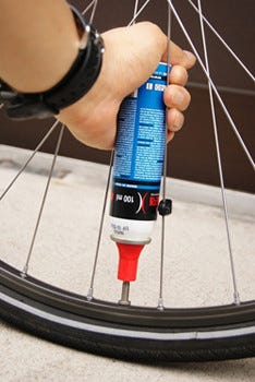 タイヤ チューブの着脱は一切なし 自転車パンクを瞬時に直す修理剤登場 マイナビニュース