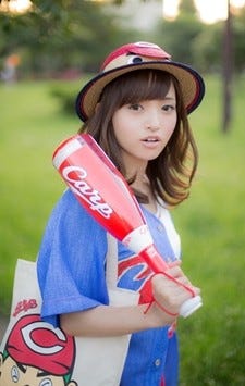 急増する カープ女子 を収めたカープ承認の写真集 カープガール 8 29発売 マイナビニュース