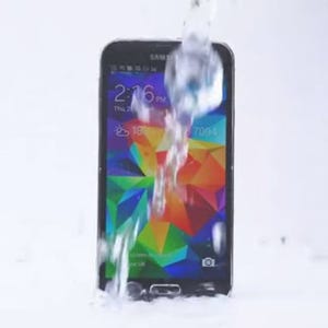 Samsung、GALAXY S5のアイスバケツチャレンジ動画を公開 - 防水性能を宣伝