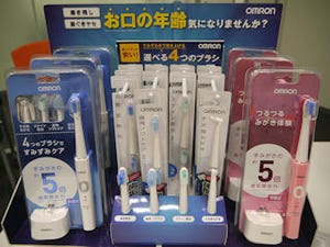 初めて電動歯ブラシを利用する人に小型・軽量でアピール - オムロン、音波式電動歯ブラシ「メディクリーン HT-B306」