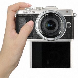 オリンパス、自分撮りとスマホ連携を強化した「OLYMPUS PEN Lite E-PL7」