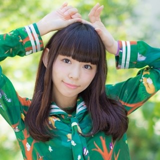 水樹奈々×カルビーコラボでミニスカ&ツインテールの等身大ステッカー