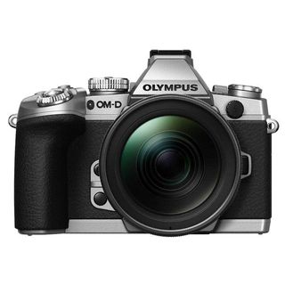 オリンパス、「OM-D E-M1」にシルバーモデル - 新ファームウェア搭載