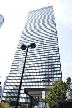 「オフィスワーカーに安心感を」 - 築40年の新宿三井ビルディングが地震の揺れ幅を6割軽減