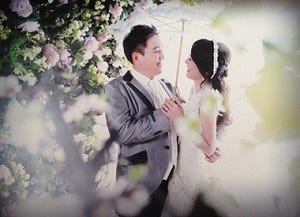 Facebookで17年ぶりに再会した日韓カップル -ドラマチックな結婚写真に驚き