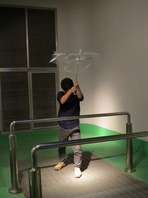 風の強い日に傘をさす場合 どの角度がもっとも楽なのかを体で検証する 1 Tech