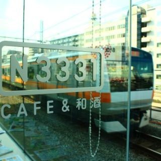 東京都秋葉原で発見! 目の前を電車が通るエキサイティングなカフェバー