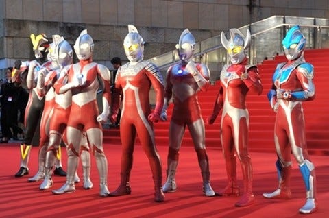 東京国際映画祭 のレッドカーペットに8人のウルトラヒーローたちが参戦 マイナビニュース