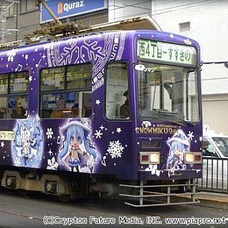 北海道・札幌市電「雪ミク電車」この冬も運行! 「雪ミク×植物」ラッピング