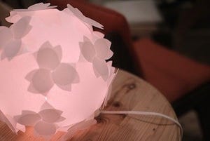 花びらが立体的に浮かび上がる"球体照明"「コハルライト」が発売