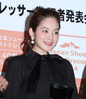 筧美和子がシューズベストドレッサー受賞 - 目標は「革の似合う女」