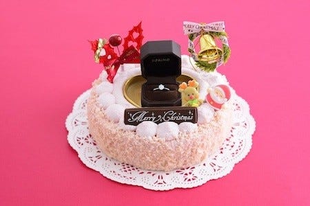 婚約指輪購入でピンク色のプロポーズ専用ケーキをプレゼント アイプリモ マイナビニュース