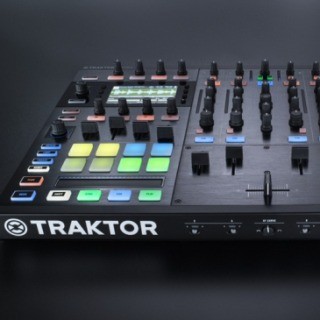 カラーディスプレイ搭載のオールインワンDJシステム「TRAKTOR KONTROL S8」