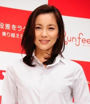 瀬戸朝香、Yシャツ&パンツスタイルで「かっこいいママを意識しました!」
