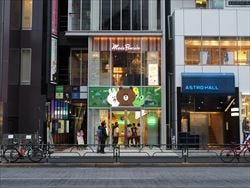 Lineの公式ストア Line Friends Store が13日 原宿にオープン 39万円のスワロフスキー製フィギュアも 1 外観の印象よりも広々とした店内 マイナビニュース