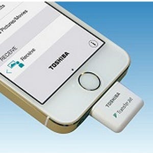 東芝、iPhoneで使えるTransferJet対応アダプタ - かざしてデータを高速転送