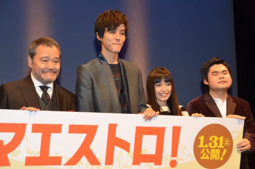 松坂桃李 映画イベントで綾瀬はるかとの交際否定 笑顔で 友だちです マイナビニュース