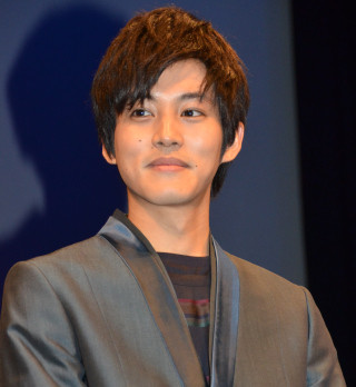 松坂桃李、映画イベントで綾瀬はるかとの交際否定 - 笑顔で「友だちです」