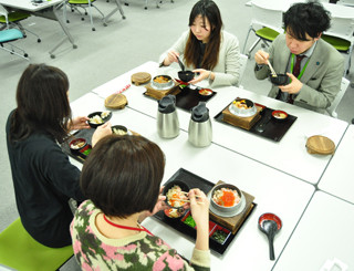 寒い夜におうちで釜飯はいかが？ - オフィスで"宅配釜飯"を頼んでみた