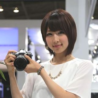 オリンパス、CP+2015で未発表チタン色の「OM-D E-M5 Mark II」を展示 - 開発中の魚眼レンズ「M.ZUIKO DIGITAL ED 8mm F1.8 Fisheye PRO」も