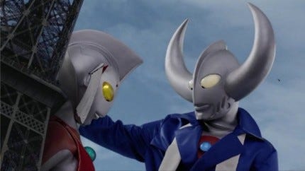 壁ドンならぬ塔ドン炸裂 ウルトラの父がパリジェンヌ化した母に心奪われる マイナビニュース