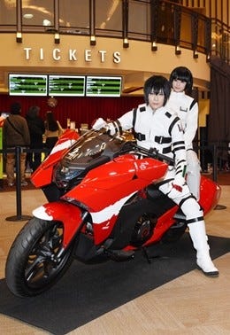 劇場版 シドニアの騎士 公開記念 紅天蛾仕様のバイク Nm4 02 お披露目 マイナビニュース