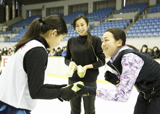 浅田真央・舞姉妹がフィギュアスケート教室に特別コーチとして登場