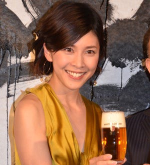 竹内結子、ゴールドの華やかドレスで久石譲&武田双雲と"夢のビール"で乾杯