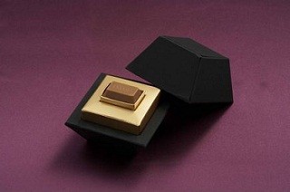 1粒1,500円の"究極のチョコレート"「DARSホワイトカカオ」発売 - 森永製菓