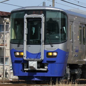 えちごトキめき鉄道開業、ET122形デビュー - 開業直後は多くの利用者で混雑