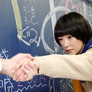 乃木坂46生駒里奈、共演者と手をつなぎ赤面「握手会以外で初めて男性と…」