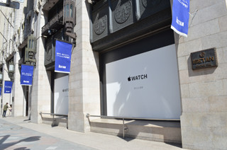 伊勢丹新宿店に白い壁が出現 - Apple Watch展示準備進む