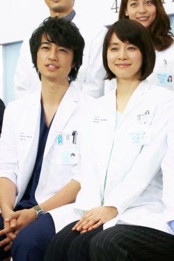 斎藤工が外科医役で主演 石田ゆり子と熱いハグ ドキドキ感を味わって マイナビニュース