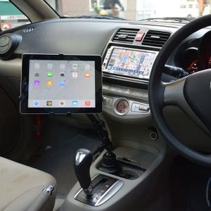 車のドリンクホルダーにがっちり固定できるタブレット用アームスタンド