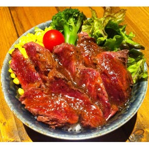 大阪府「肉汁祭」に40種の丼と31組のアイドルが集結! 肉とステージを堪能