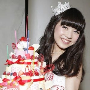 東京女子流･新井ひとみ、バースデーイベントでケーキをファンに"あーん"