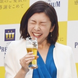 竹内結子「昼のビールはいいものだな」晴天下の六本木で一杯