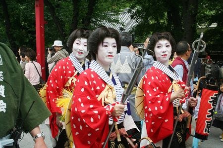 東京都 浅草で 三社祭 開催 神輿や無形文化財のびんざさら舞も披露 マイナビニュース