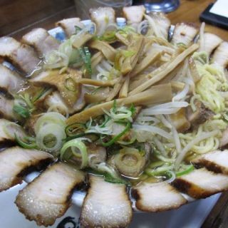 東京都・阿佐ヶ谷のラーメン店で、肉の花満開のド迫力チャーシュー麺発見!