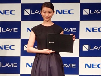 武井咲が早着替え披露 新生 Lavie を表現 Nec新ロゴ発表会 マイナビニュース