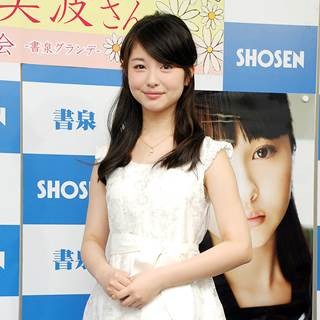 実写版 あの花 出演の浜辺美波 始球式でノーバンならずも 100点満点 マイナビニュース