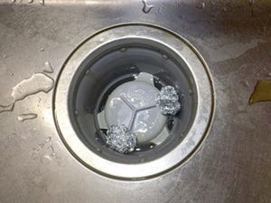 洗剤を使わずに排水口のぬめりを防ぐ方法 - アルミホイルで1カ月試してみた