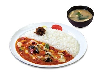 松屋、夏野菜をふんだんに使った「夏野菜チーズトマトカレー」を発売