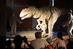 神奈川県横浜市で、実物大の恐竜が暴れまわるライブが開催!