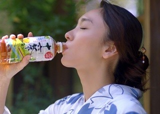 新垣結衣、浴衣姿で「飲めばわかるんだけどニャ。」ネコと会話する新CM