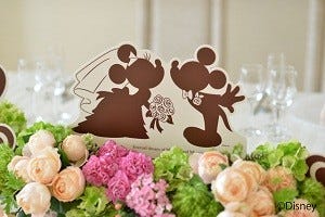ディズニーの結婚披露宴向け装花に新デザイン ミッキーかアリスが選べる マイナビニュース