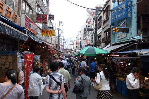 東京都 築地市場で激ウマで驚きのワンコイン以下グルメを食べ歩き マイナビニュース