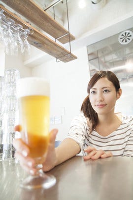 ビールを持った女性