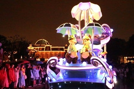 ディズニーランド 雨の日限定の夜のパレード開催 幻想的な世界にウットリ マイナビニュース